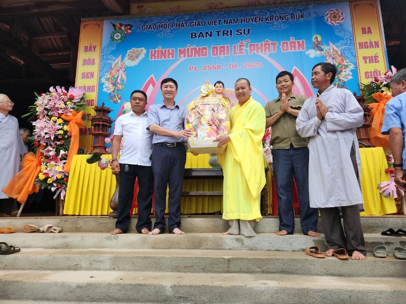 Lãnh đạo Đảng ủy - HĐND - UBND - UBMTTQVN xã Chứ Kbô thăm và tặng quà cơ sở tôn giáo nhân Đại lễ Phật Đản năm 2024